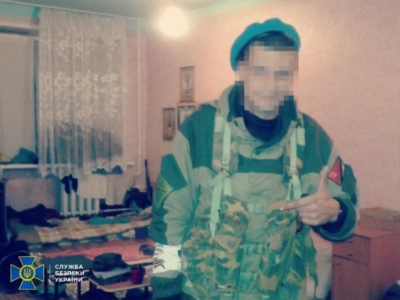 По данным СБУ, боевик неоднократно выполнял обязанности командира террористов и лично отдавал приказы о проведении боев в Авдеевке, Песках, Саур-Могиле