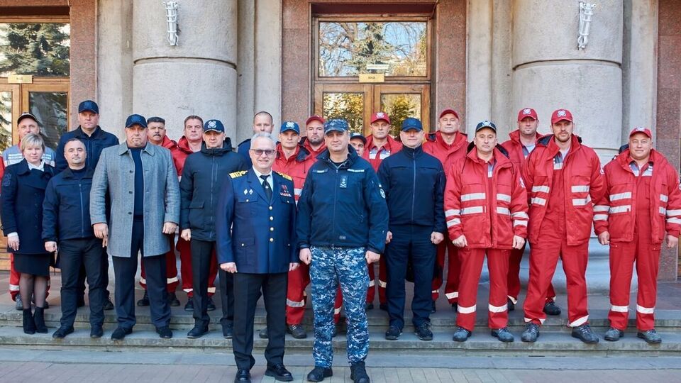 Неїжпапа (перший ряд, праворуч) наголосив на професіоналізмі українських рятувальників
