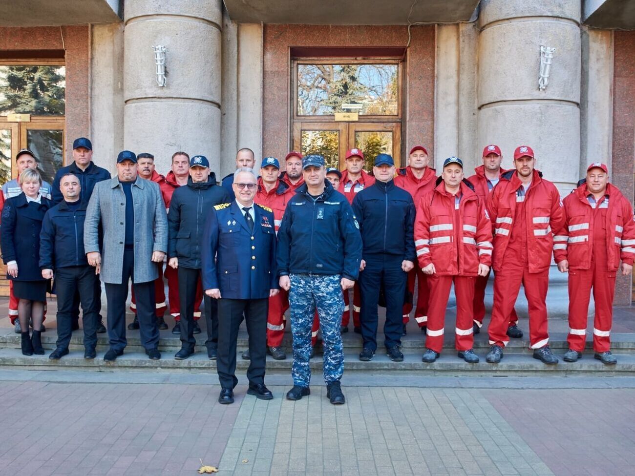 Неїжпапа (перший ряд, праворуч) наголосив на професіоналізмі українських рятувальників