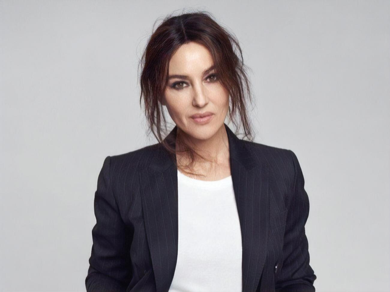 На новом снимке Белуччи позировала в платье Chanel черного цвета с открытыми плечами и акцентом на декольте