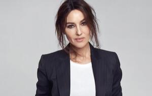 На новом снимке Белуччи позировала в платье Chanel черного цвета с открытыми плечами и акцентом на декольте