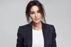 На новом снимке Белуччи позировала в платье Chanel черного цвета с открытыми плечами и акцентом на декольте