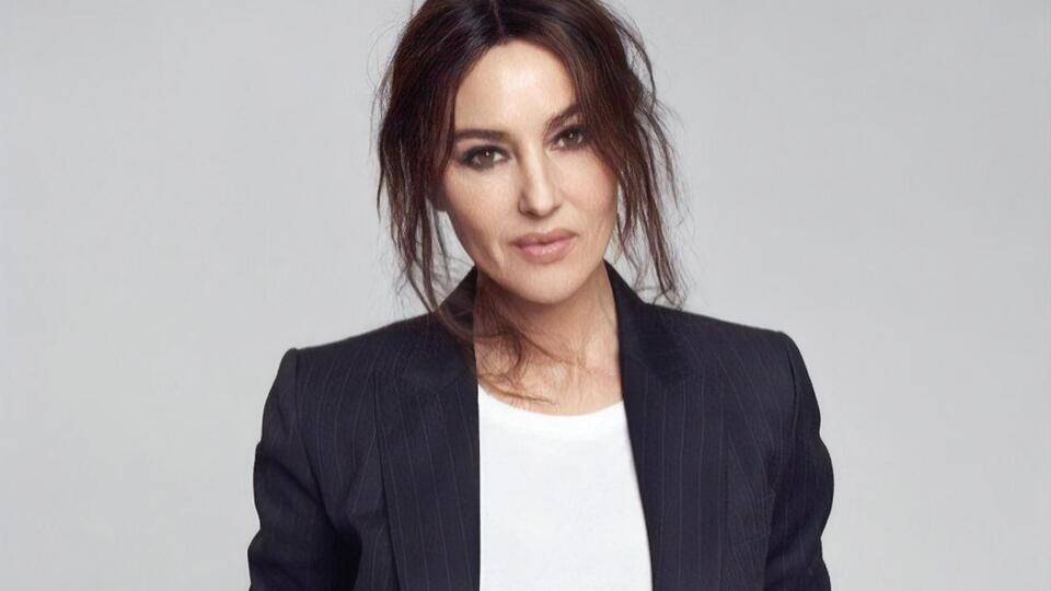 На новом снимке Белуччи позировала в платье Chanel черного цвета с открытыми плечами и акцентом на декольте