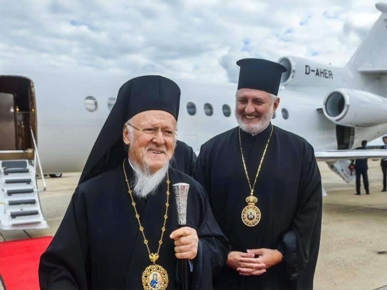 Варфоломей (слева на фото) почувствовал себя плохо во время визита в США