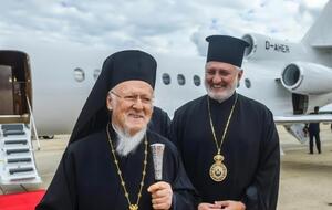 Варфоломей (слева на фото) почувствовал себя плохо во время визита в США