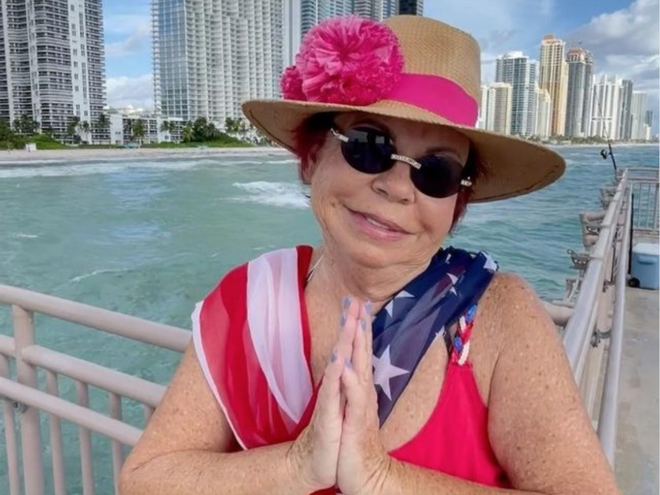 У коментарях Людмилу Поривай хвалять за енергійність і бадьорість у виконанні ролі онлайн-гіда