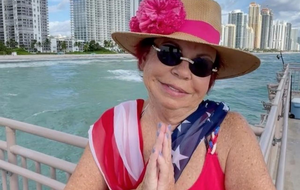 В комментариях Людмилу Порывай хвалят за энергичность и бодрость во время исполнения роли онлайн-гида