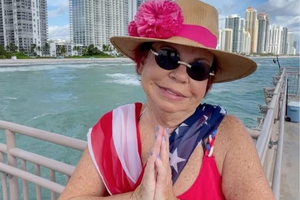 У коментарях Людмилу Поривай хвалять за енергійність і бадьорість у виконанні ролі онлайн-гіда