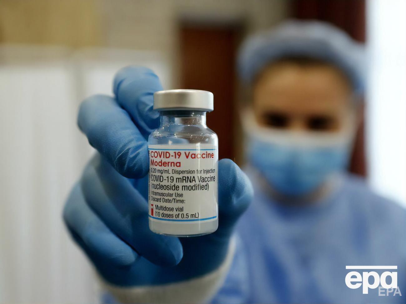 Третья доза вакцины Moderna, введенная через шесть &ndash; восемь месяцев после второй, привела к росту уровня антител у взрослых, отметили в&nbsp;EMA