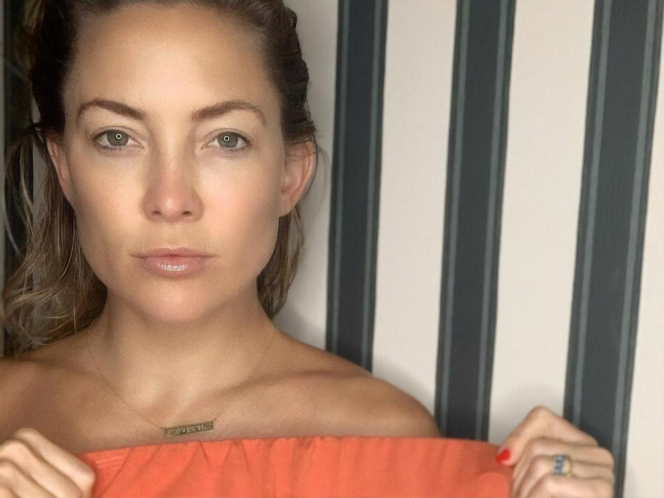 Хадсон приняла участие в съемке, чтобы поддержать производителя белья, который 15% от продаж жертвует в Фонд исследования женского рака