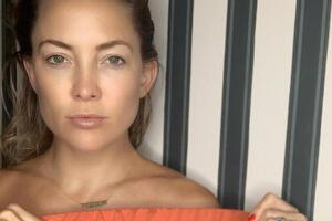 Хадсон приняла участие в съемке, чтобы поддержать производителя белья, который 15% от продаж жертвует в Фонд исследования женского рака