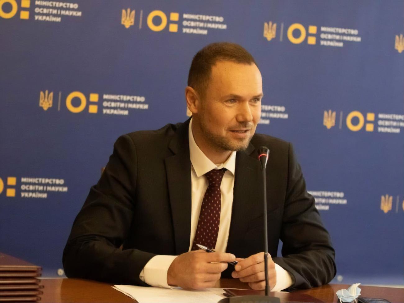Кроме Шкарлета, экзамен сдавали четыре его заместителя, два генеральных директора директоратов министерства и другие чиновники МОН
