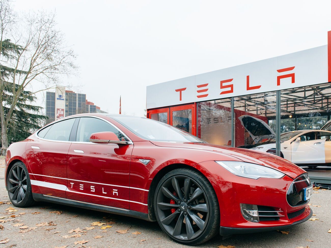 Акции Tesla выросли после крупного заказа от фирмы по прокату авто
