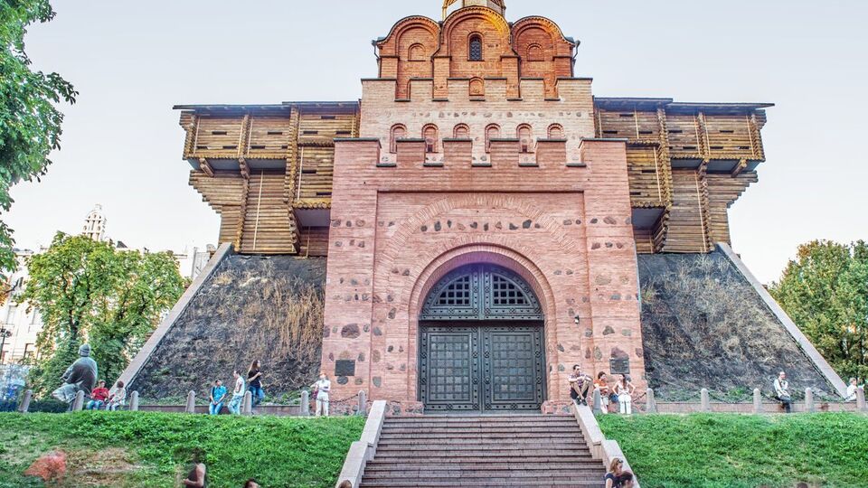 Авторы описывают Золотые ворота как место с акцентом на сохранение наследия и в то же время как перспективное лицо Киева и его "вкус"