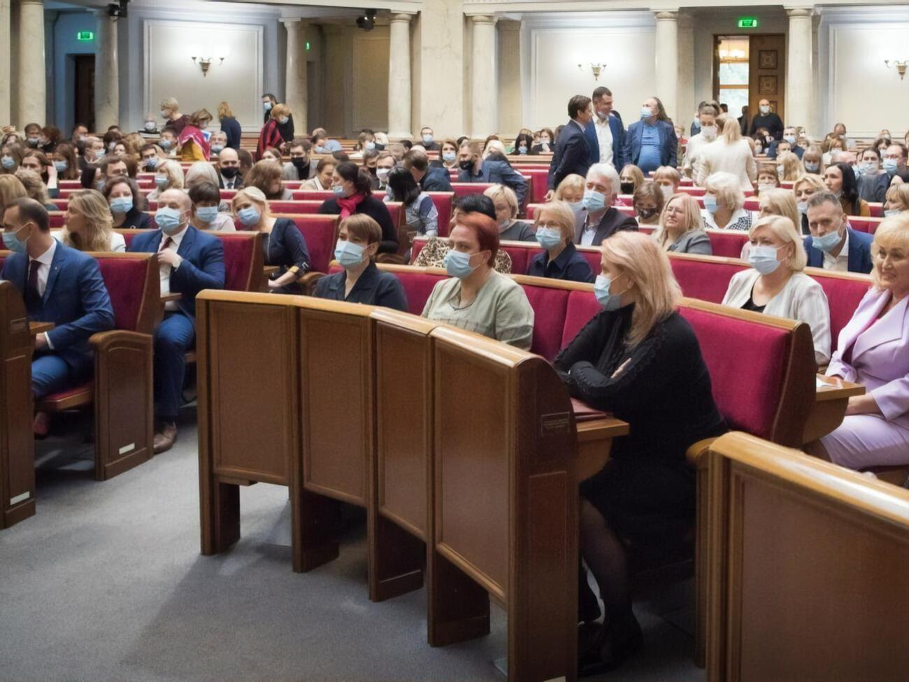 Згідно з результатами опитування, до Ради проходить шість партій