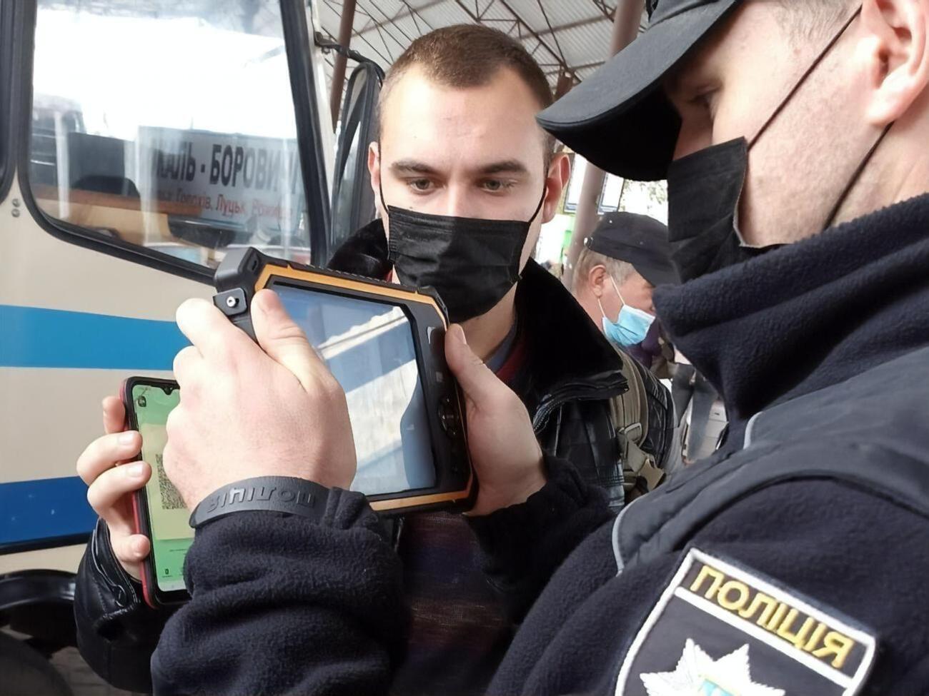 За інформацією правоохоронців, документи, які викликали підозри, мали ознаки фальшивих