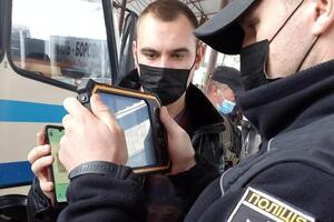 За інформацією правоохоронців, документи, які викликали підозри, мали ознаки фальшивих