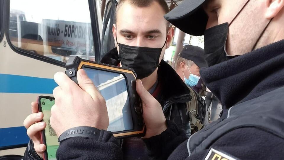 За інформацією правоохоронців, документи, які викликали підозри, мали ознаки фальшивих