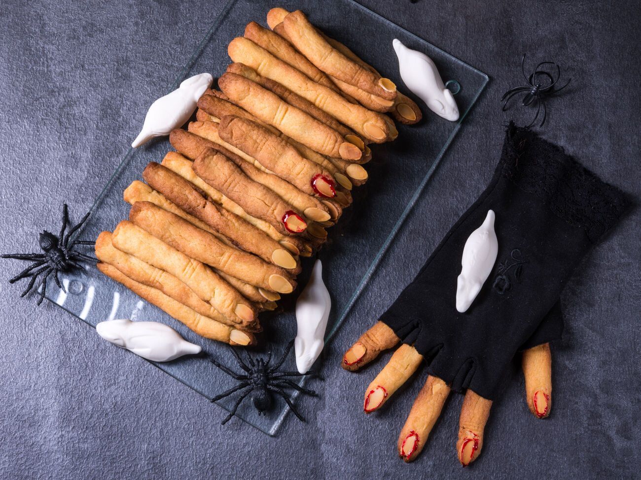 "Ногти" на печенье в виде пальцев ведьмы делаются из миндаля