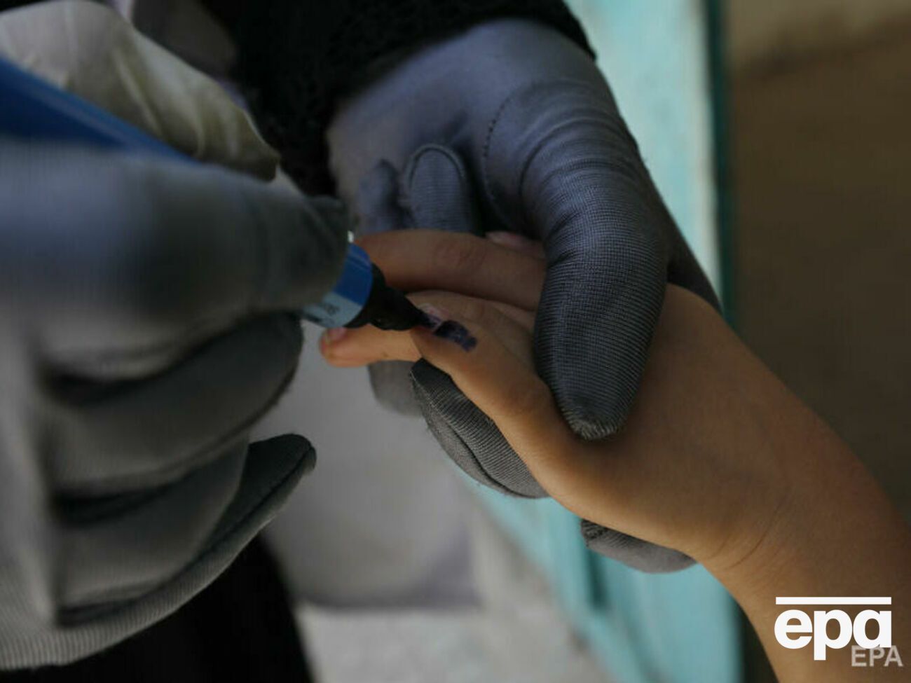 Дітей вакцинують проти поліомієліту із двох місяців