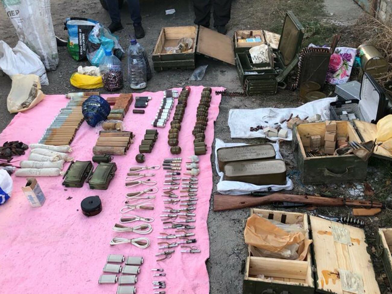 Під час обшуків правоохоронці вилучили 61 гранату, чотири міни різної модифікації, приблизно 13 кг вибухових речовин