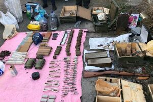 Під час обшуків правоохоронці вилучили 61 гранату, чотири міни різної модифікації, приблизно 13 кг вибухових речовин