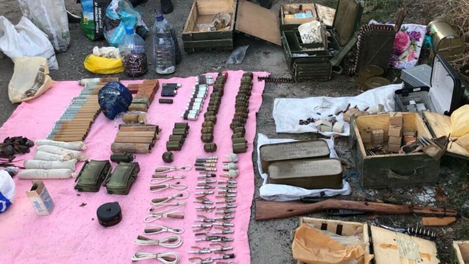 В ходе обысков правоохранители изъяли 61 гранату, четыре мины разной модификации, около 13 кг взрывчатых веществ