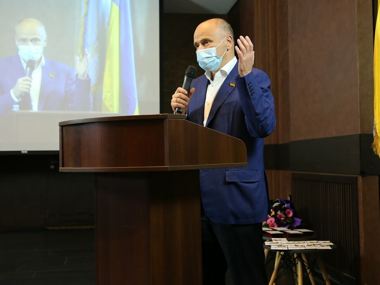 Пацієнтів із COVID-19 не завжди відвозять до найближчої лікарні. Але навіть у регіонах із високим рівнем зайнятості ліжок у госпіталізації не відмовляють