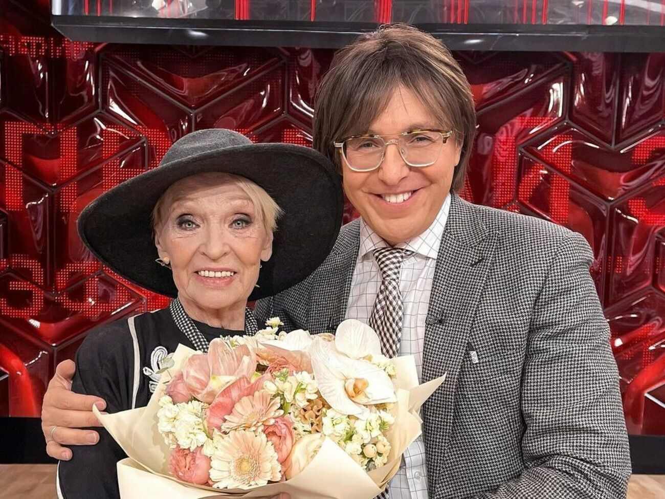 Світлана Світлична, яку знайшли за п'ять діб після зникнення, та Андрій Малахов у студії одного з російських ток-шоу