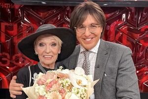 Світлана Світлична, яку знайшли за п'ять діб після зникнення, та Андрій Малахов у студії одного з російських ток-шоу