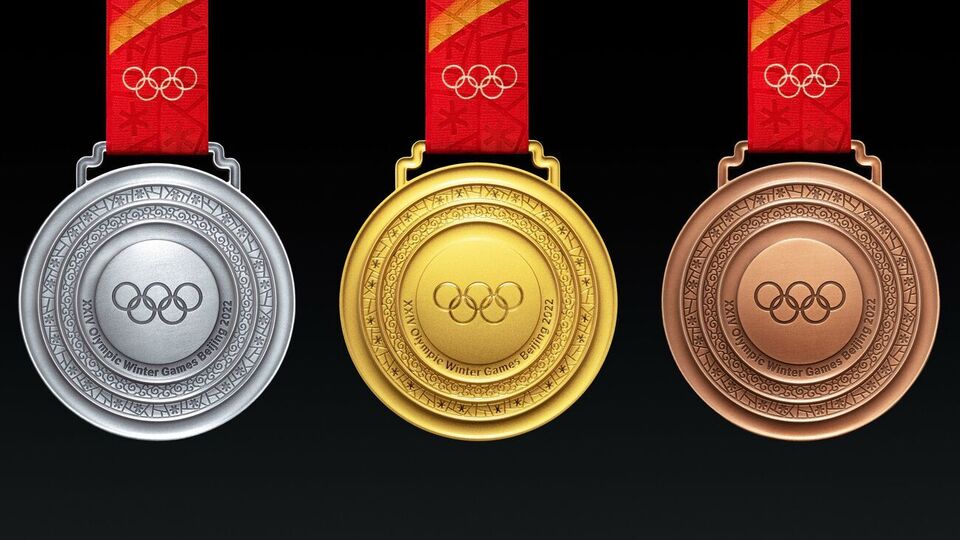 Форма медалей зимних Игр в Пекине напоминает награды летней Олимпиады 2008
