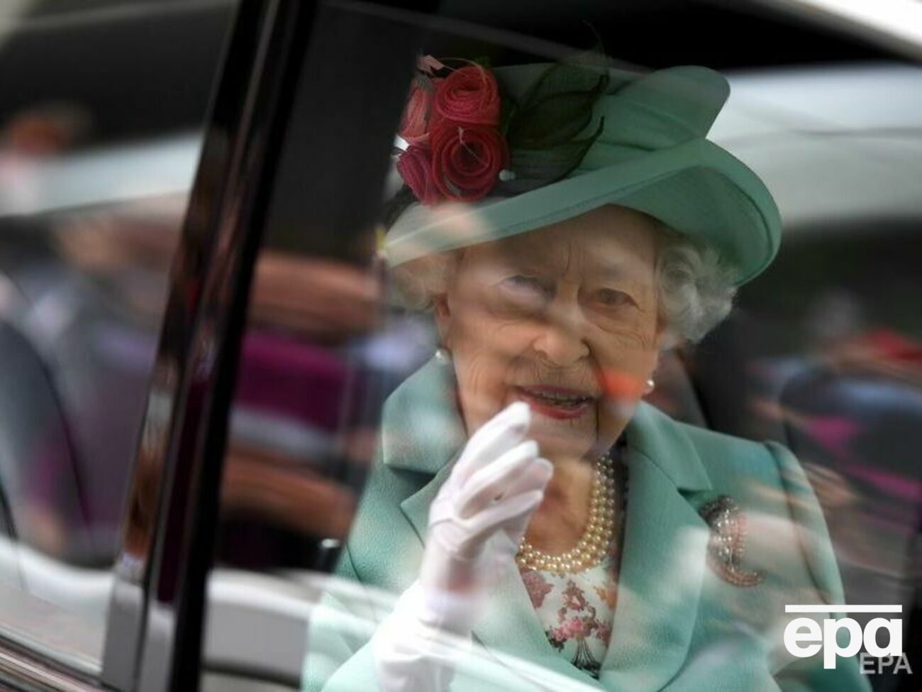 Елизавета II "с неохотой" согласилась с советом врача, сообщили в Букингемском дворце