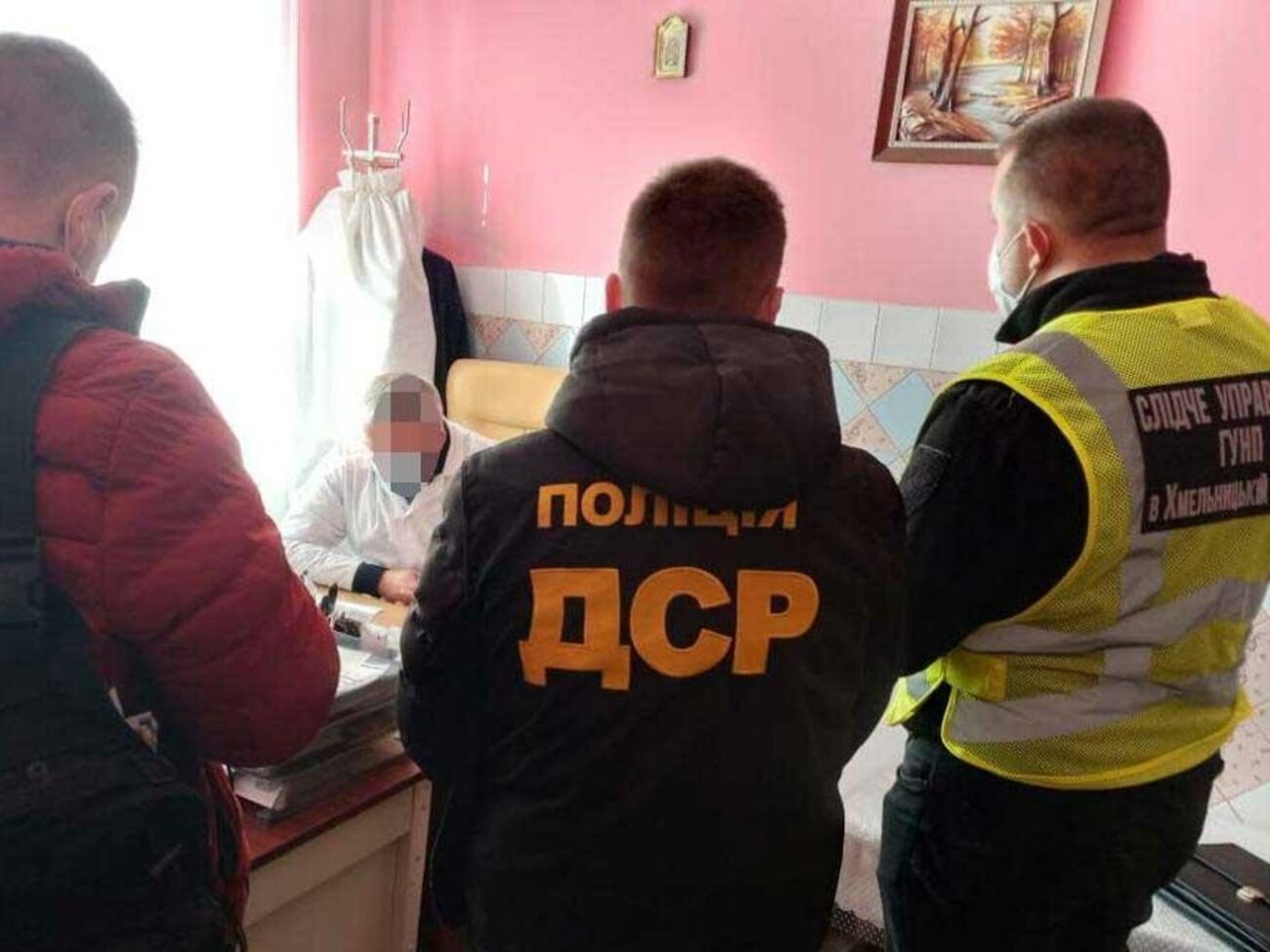 Лікар через посередника гарантував громадянам отримання COVID-сертифіката без вакцинації, зазначили в поліції