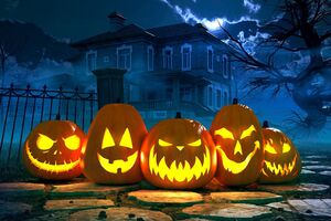 Во время Хэллоуина переодетые в костюмы привидений, мертвецов, ведьм дети и взрослые стучатся в дома людей, требуя угощений либо денег