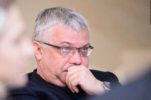 16 років довбой...бу. Батьки купили йому 400 к.с. машину, дозволили сісти за кермо. Сподіваюся, у колонію сяде