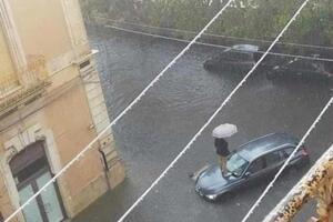 Центр Катании затоплен водой
