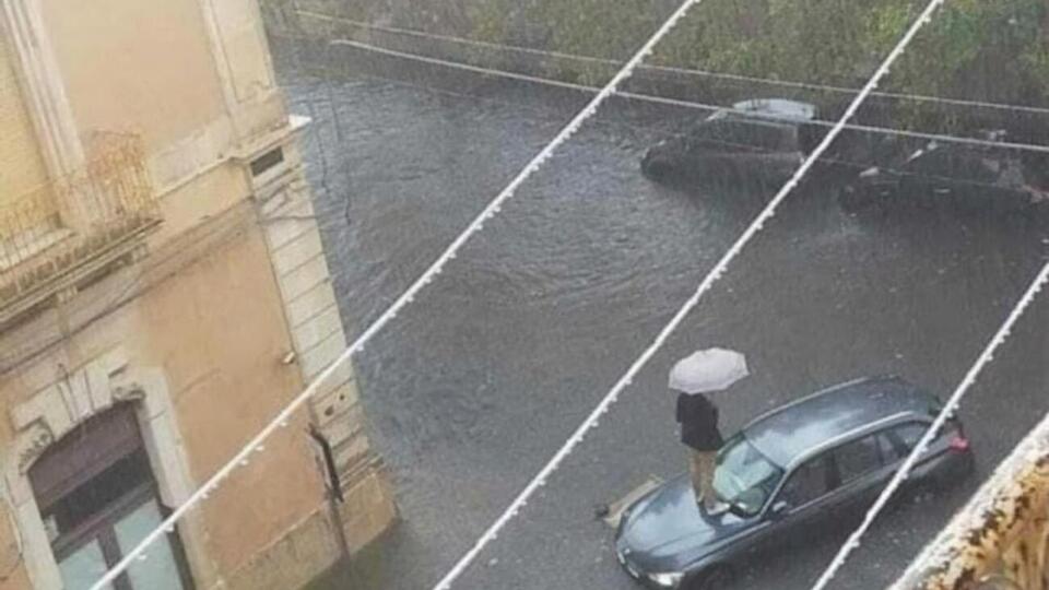 Центр Катанії затоплено водою