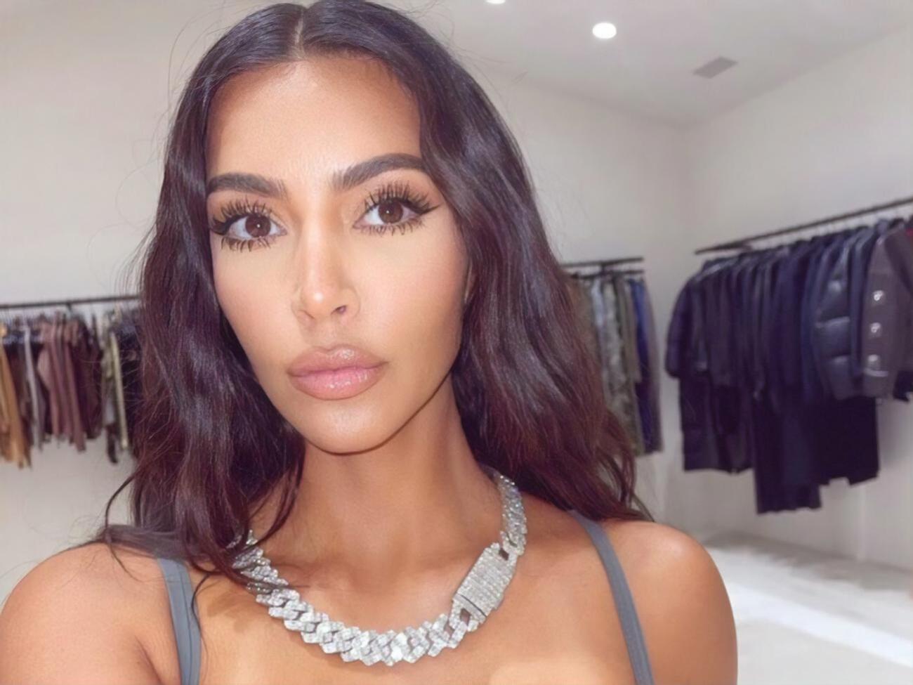 Кардашян показала тело крупным планом