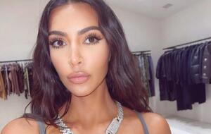 Кардашян показала тело крупным планом