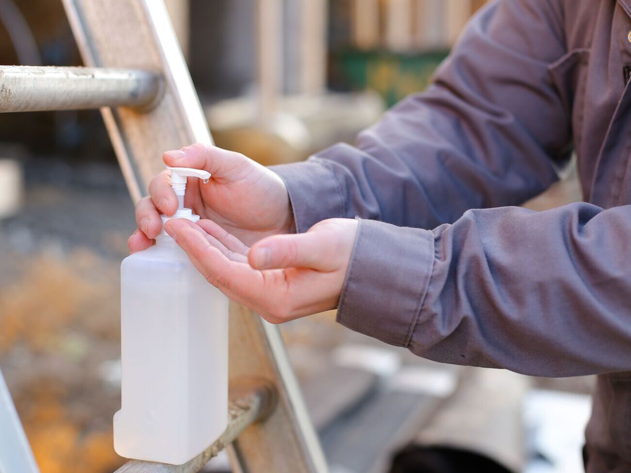 В ходе спецопераций СБУ изъяла 200 тонн поддельных антисептиков