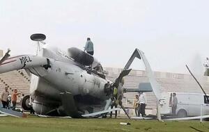 Вертолет пытался сесть на стадионе