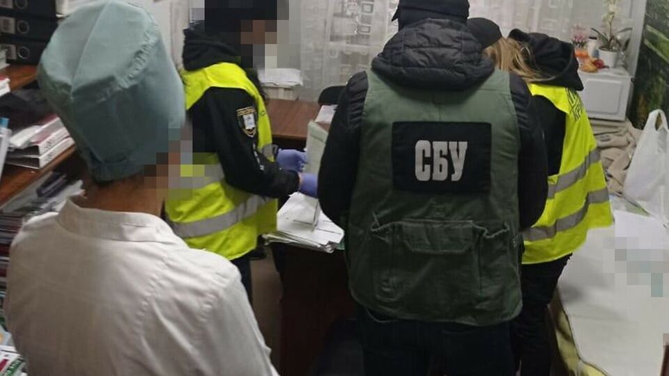 По оперативной информации СБУ, ежемесячно фигуранты создавали до 200 подделок