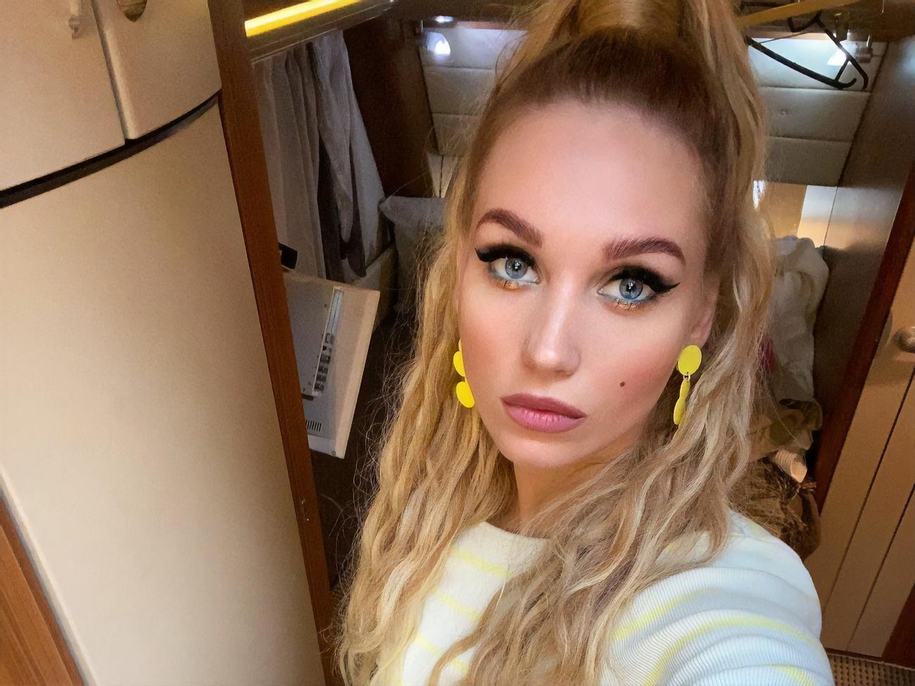 За словами Асмус, в одязі черниці їй подобається набагато більше, "ніж у панчохах та коротких сукнях"