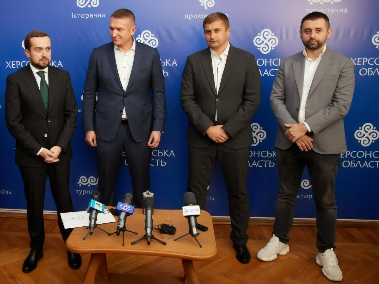 Кандидат в нардепы Лагута (второй слева) сменил кандидата Козыря (правее) на посту главы Херсонской ОГА