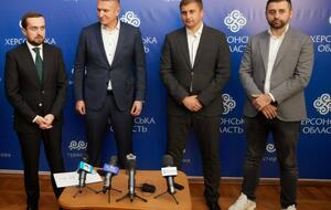 Кандидат в нардепы Лагута (второй слева) сменил кандидата Козыря (правее) на посту главы Херсонской ОГА