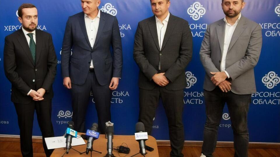 Кандидат у нардепи Лагута (другий ліворуч) змінив кандидата Козиря (правіше) на посаді голови Херсонської ОДА