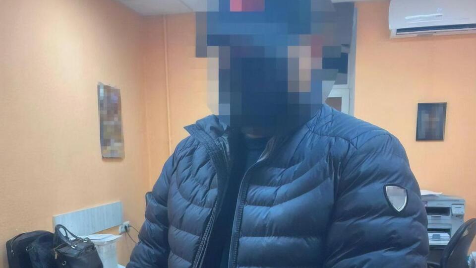 Чоловік прибув до України з-за кордону