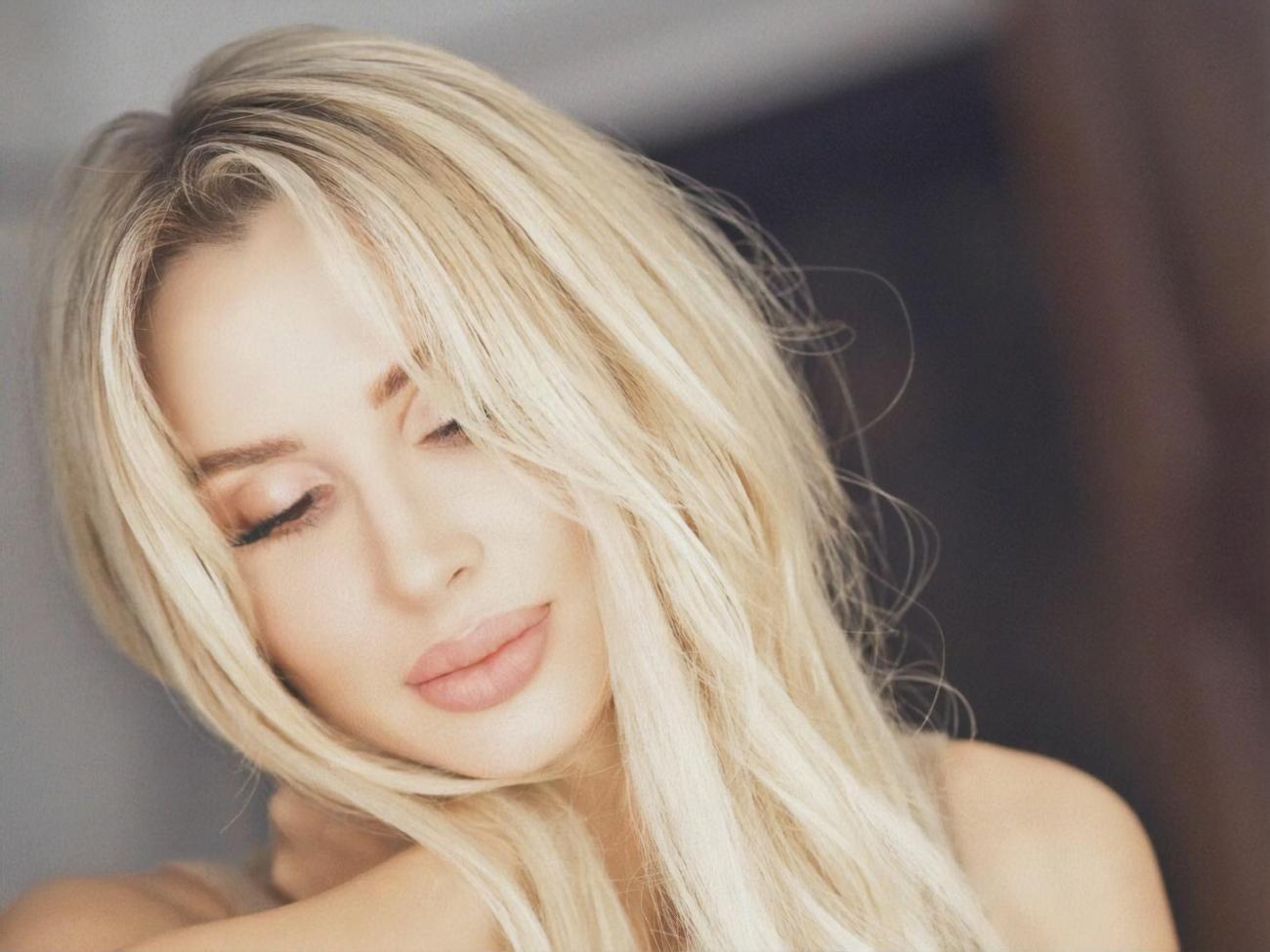 Лобода пройшлася у сукні нареченої під "Весільний марш"