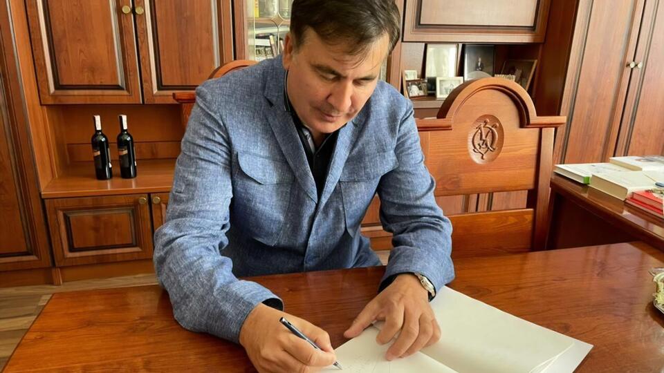 Комнату встреч в тюрьме отремонтировали так, чтобы Саакашвили не смог передавать письма, заявил его адвокат