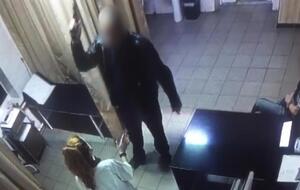 Перед інцидентом чоловік погрожував пістолетом водіям, щоб ті довезли до лікарні його дружину, повідомили у поліції